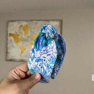 Lilly Top Knot “strong current sea”